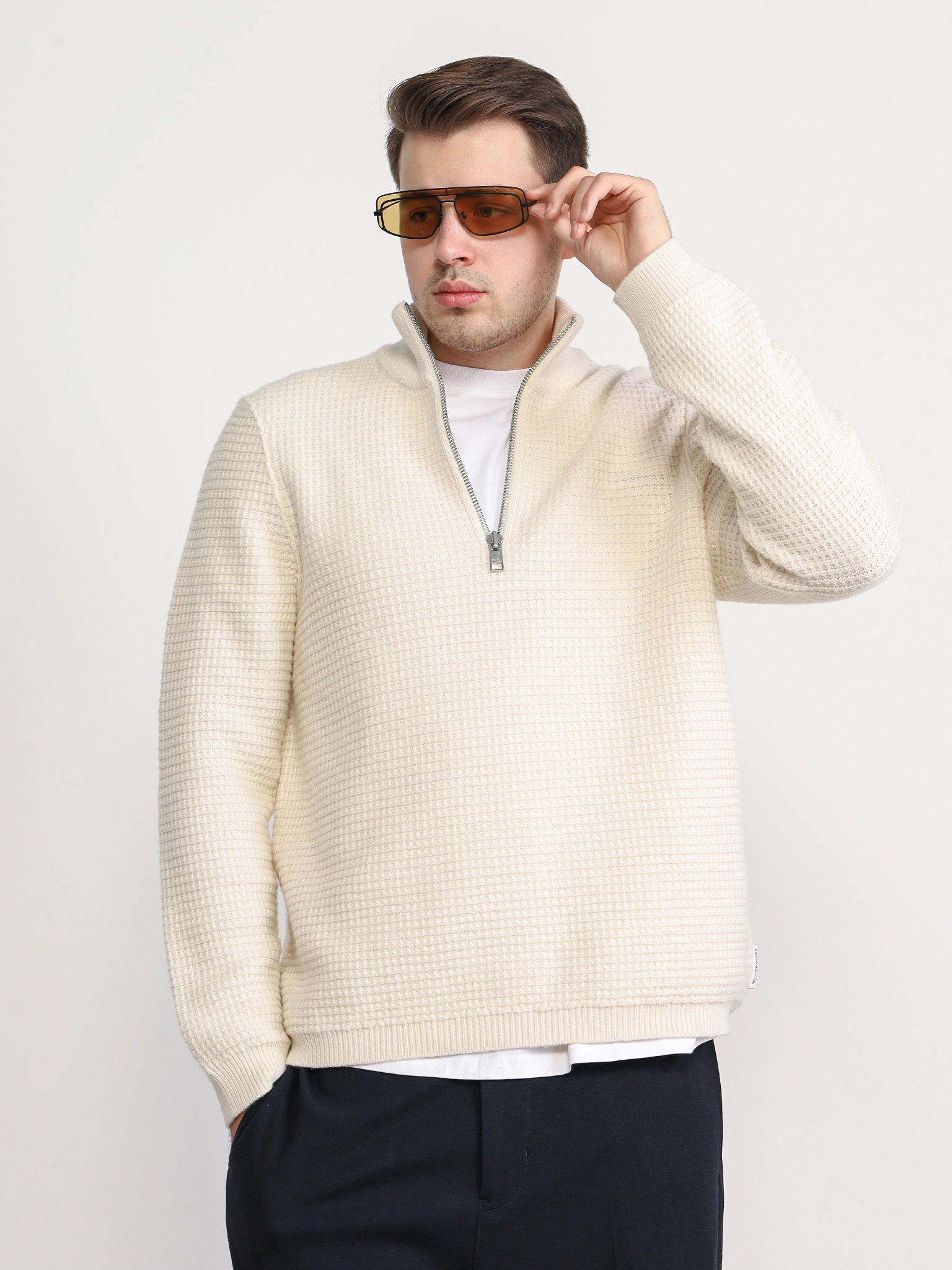 Свитер светло-бежевого цвета с молнией